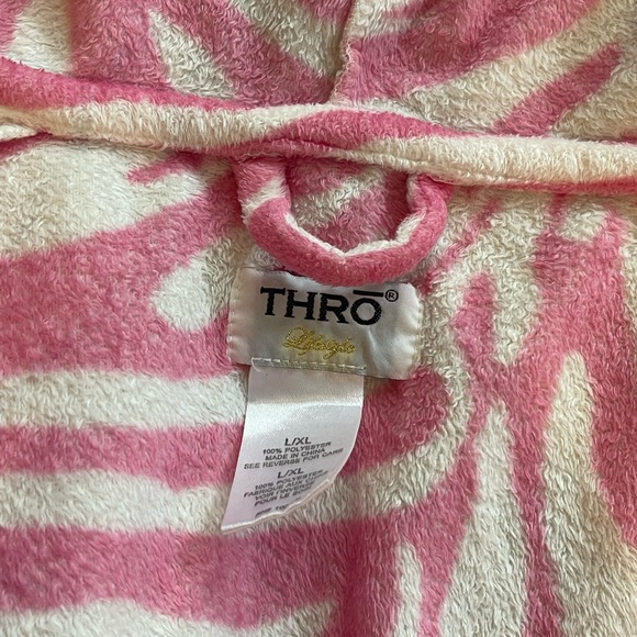 Thro short hooded robe 💖 - Picture 3 of 6
